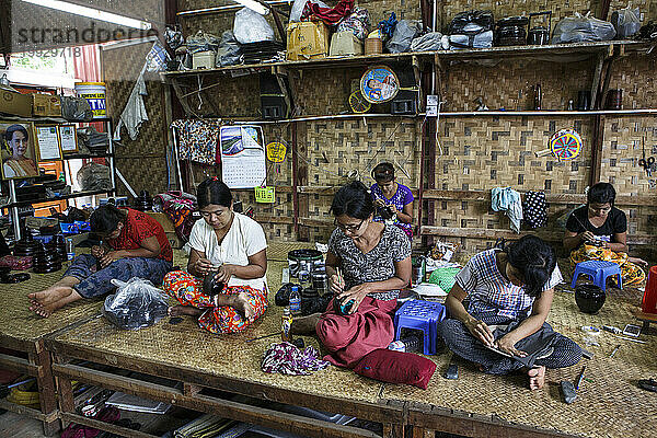 Lokale Kunsthandwerkerinnen schnitzen Lackwaren im traditionellen Stil in einer Kunsthandwerkswerkstatt  Bagan  Mandalay-Region  Myanmar