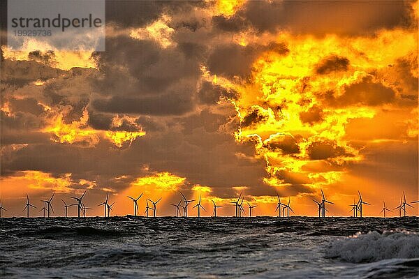 Blick auf den Sonnenuntergang in Richtung Walney Offshore Windpark Cumbria UK