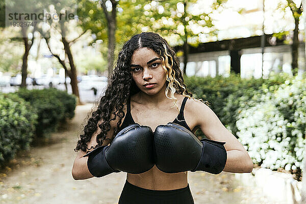 Nahaufnahme einer Frau mit Boxhandschuhen