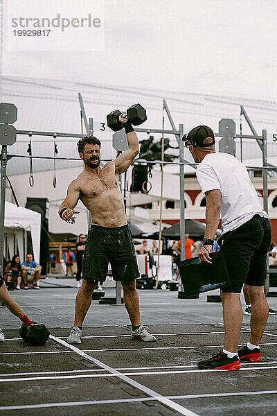 CrossFit-Wettbewerb für Männer. Ein Mann hebt eine Hantel.