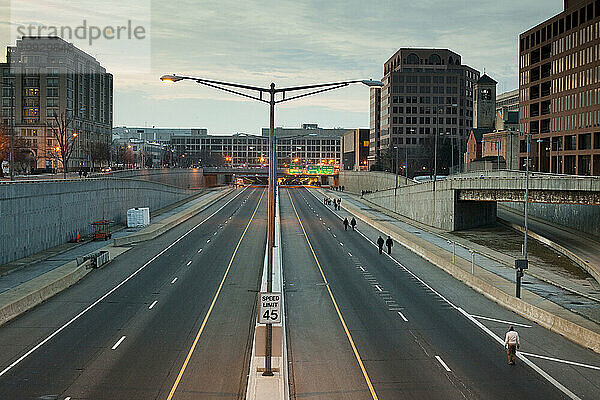 Am 20. Januar 2009 laufen die Menschen die Interstate 395 entlang  um zur Mall zu gelangen  wo Barack Obamas Amtseinführungsveranstaltungen in Washington stattfinden.