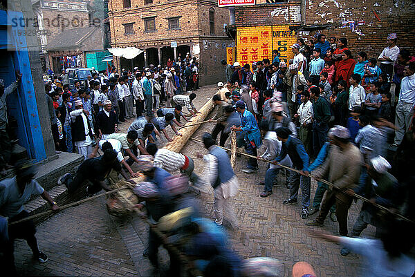 Im Rahmen eines Festivals in Bhaktapur  Nepal  ziehen Bürger eine Stange durch die Stadt