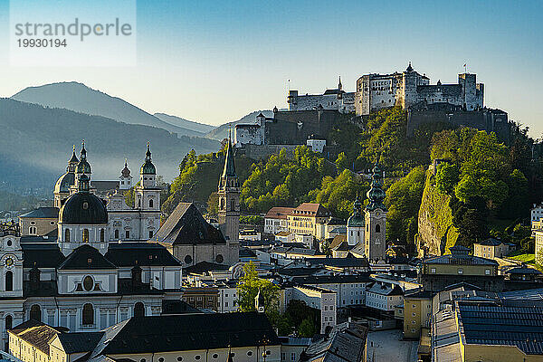 Österreich  Salzburg  Festung Hohensalzburg und Stadt  erhöhte Ansicht