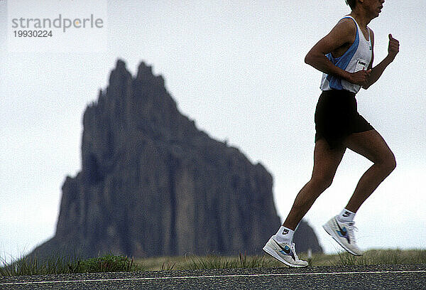 Läufer beim Shiprock Marathon im Nordwesten von New Mexico.