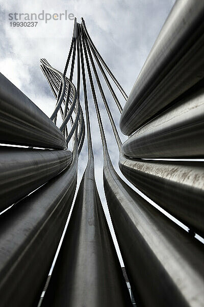 Metallrohre einer Skulptur krümmen sich gen Himmel.