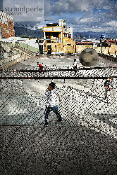 Kinder spielen Fußball in Riobamba  Ecuador