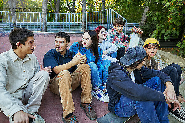 Gruppe von Freunden  die sich im Skatepark unterhalten