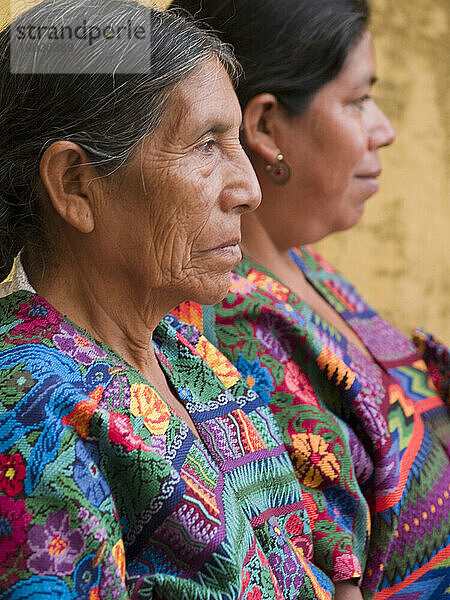 Zwei Frauen aus einer indigenen Gemeinschaft in Guatemala tragen traditionelle Kleidung in Antigua  Guatemala.