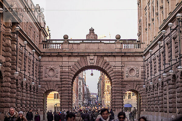 Riksgatan-Straße mit Tor in der Altstadt von Stockholm  Schweden