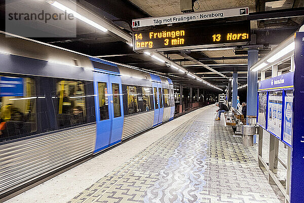 Stockholmer U-Bahnstation mit Zug  Stockholm  Schweden