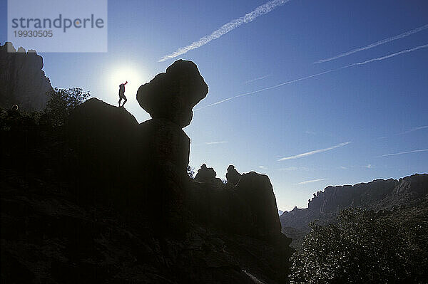 Wanderer im Gegenlicht der Sonne in den Bergen  Arizona  USA.