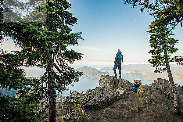 Wanderer steht auf dem Saint Marks Summit  Vancouver  Kanada