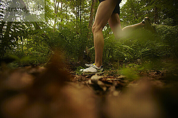 Eine Sportlerin beim Trailrunning