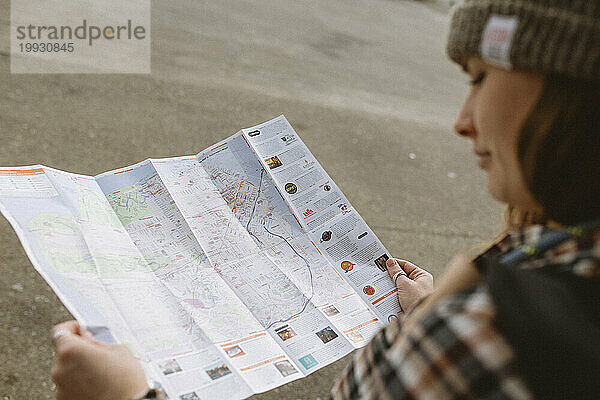 Eine Frau liest eine Karte in San Francisco