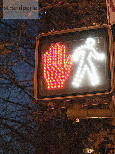 Zebrastreifen-Schild sendet gemischte Botschaften