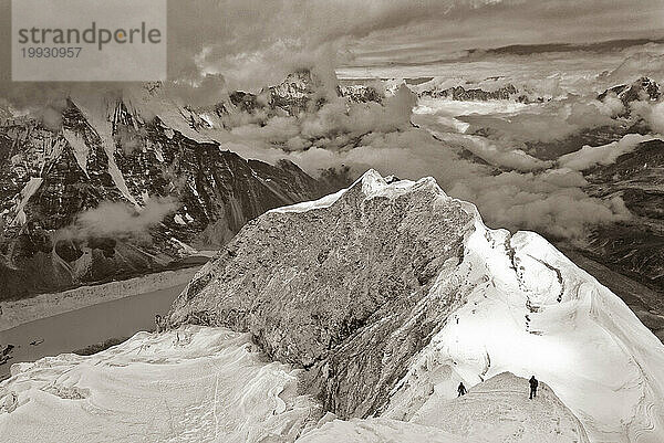 Zwei Bergsteiger auf dem Imja Tse oder Island Peak