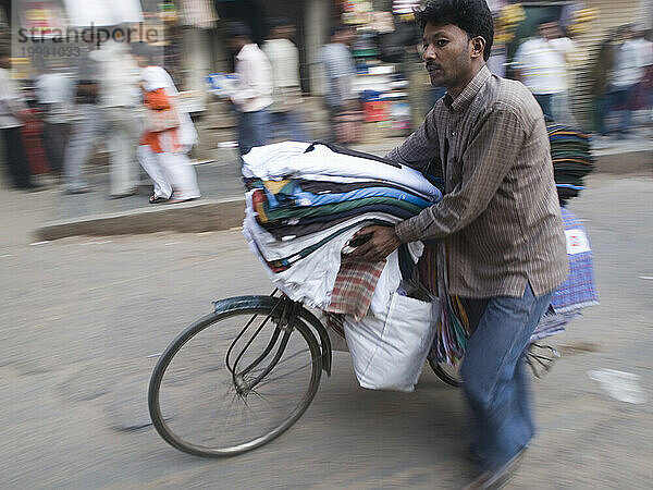 Der Verkäufer transportiert seine Waren mit dem Fahrrad in Bangalore  Karnataka  Indien