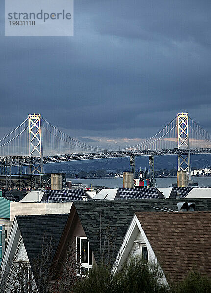 Stütztürme auf der Bay Bridge reflektieren das letzte Licht des Tages.