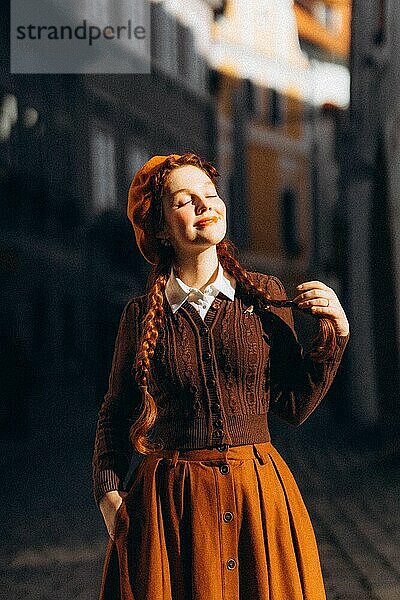 Junge Frau in Retro-Kleidung in der Sonne in einer alten europäischen Stadt