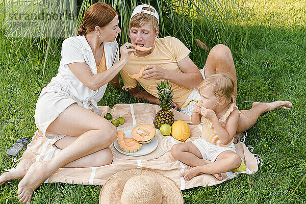 Zeit  Obst zu essen  Familie mit Kind beim Obstpicknick