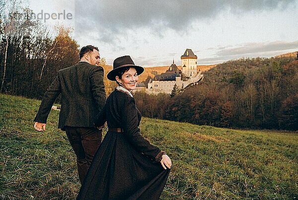 Verliebtes Paar in historischen Kostümen  Burg Karlštejn in Tschechien