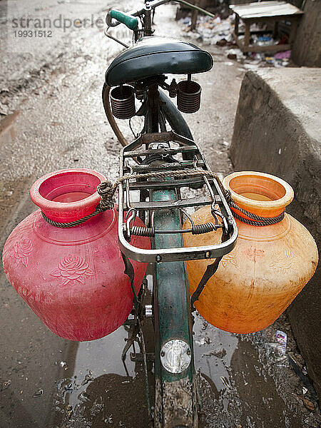 Ein Fahrrad transportierte früher Wasser von einem Brunnen zu einem Haus