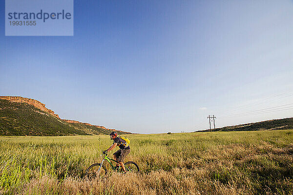 Ein Mann fährt mit dem Mountainbike auf einem Singletrail-Trail Fort Collins  Colorado.