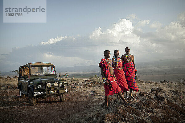 Drei Maasai-Safariführer stehen für ein Porträt in Laikipia  Kenia.