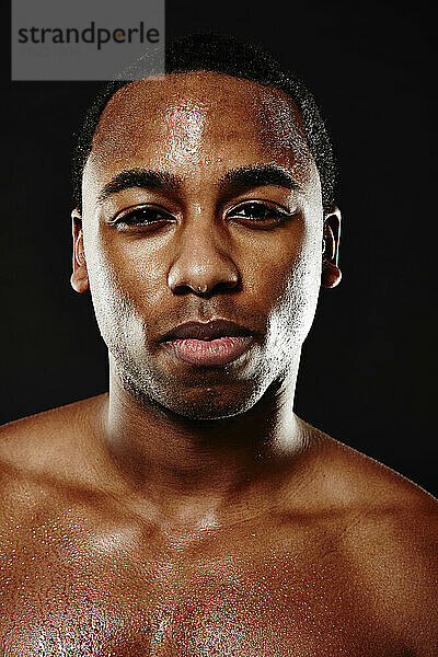 Ein junger afroamerikanischer Boxer im Studio