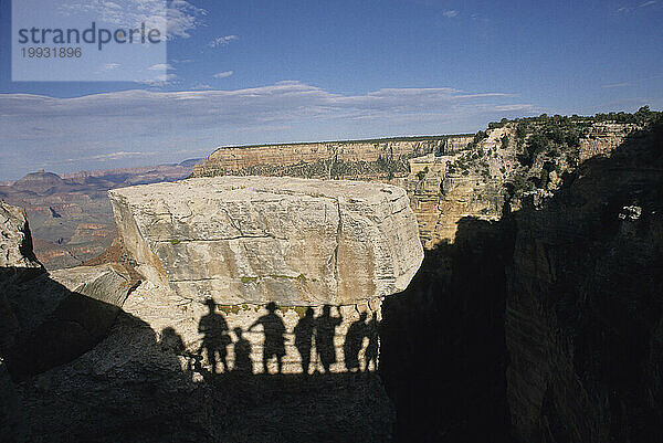 Besucher des Grand Canyon werden als Schatten an einer Canyonwand gesehen  wenn sie vom Rand des Canyons in Arizona aus beobachten.