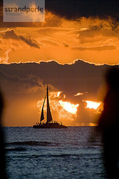 Silhouette einer Yacht vor der untergehenden Sonne auf Magic Island  Honolulu  Hawaii  20.09.08