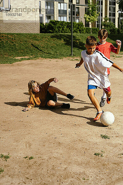 Teenager spielen im Hof ??Fußball.