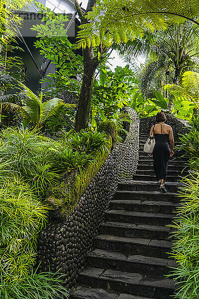 Außentreppe im luxuriösen Regenwaldresort auf Bali