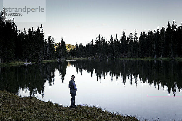 Eine Frau blickt auf einen hochalpinen See in New Mexico.