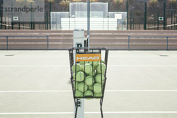 Ein Tennisballkorb während einer Trainingseinheit