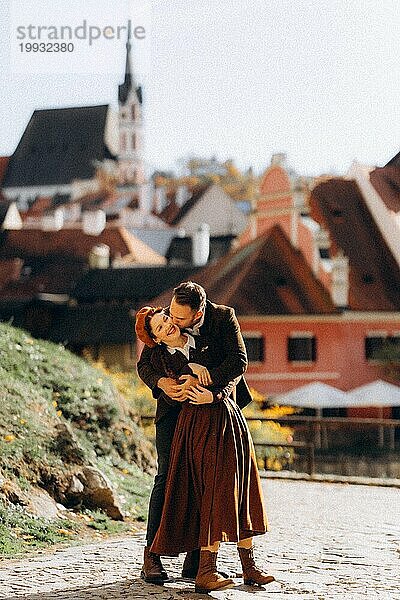 Junges Paar in Retro-Kleidung in der Sonne in einer alten europäischen Stadt