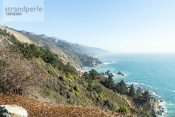 Schöne Aussicht auf Big Sur vom Straßenrand aus