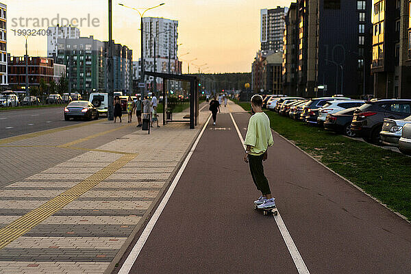 Eine junge Frau fährt mit einem Skateboard durch die Straßen der Stadt.