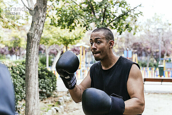 Mann mit Boxhandschuhen konzentriert sich auf den Kampf