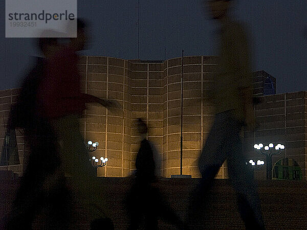 Besucher gesehen  wie sie vor dem Parlamentsgebäude in Bangladesch  Asien  spazieren gingen. (Bewegungsunschärfe)