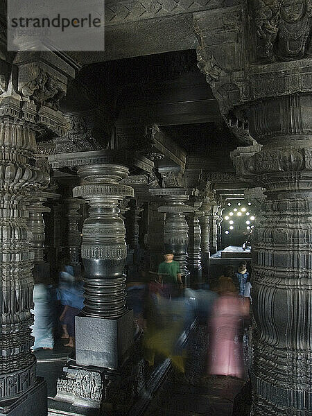 Pilger in einem alten Hindu-Tempel.