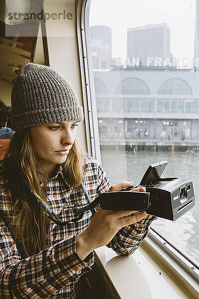 Eine Frau macht ein Foto auf der Fähre in San Francisco