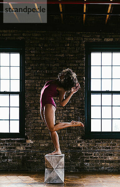 Tänzerin posiert mit Beinen und Armen in Körperfigur
