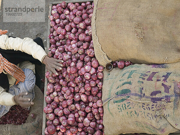 Ein Verkäufer von Gemüse auf einem Markt in Varanasi  Uttar Pradesh  Indien