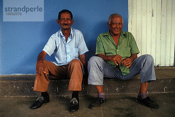 Zwei Männer verbringen ihre Zeit in Vinales  Kuba.
