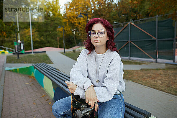 Porträt eines Mädchens mit Brille in einem Skatepark