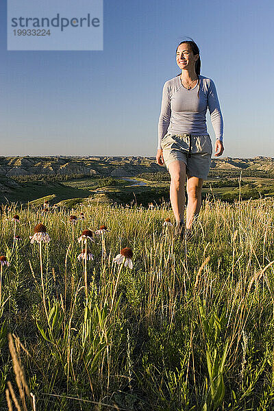 Eine erwachsene Frau wandert in einem Nationalpark im Gebiet der North Dakota Badlands.