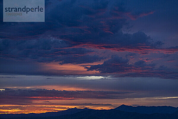 Wunderschöner Sonnenuntergang über den Silhouetten der Berge