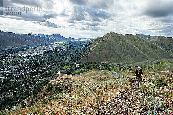 USA  Idaho  Bellevue  Seniorin wandert auf dem Carbonate Mountain Trail