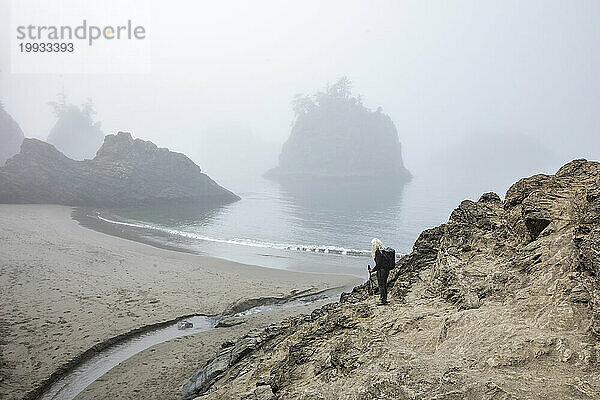 USA  Oregon  Brookings  Ältere Frau steht auf einer Düne über dem Strand